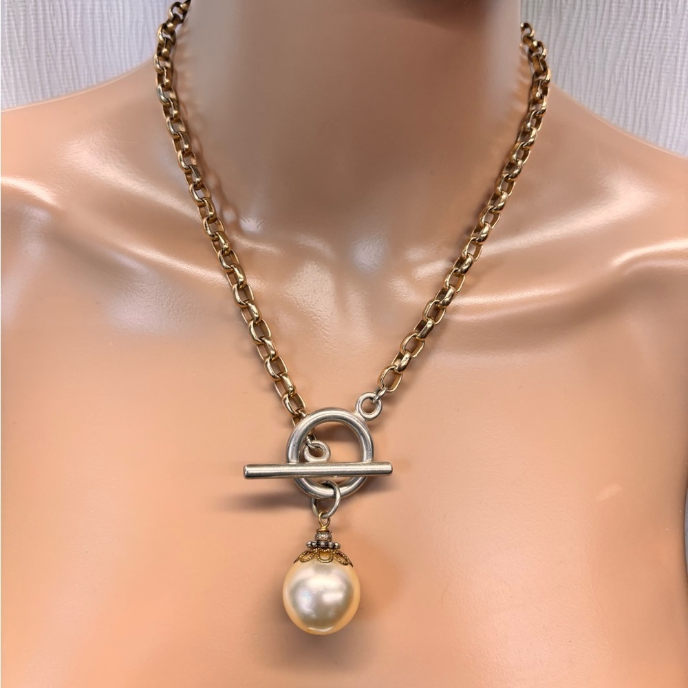 Pearl toggle necklace